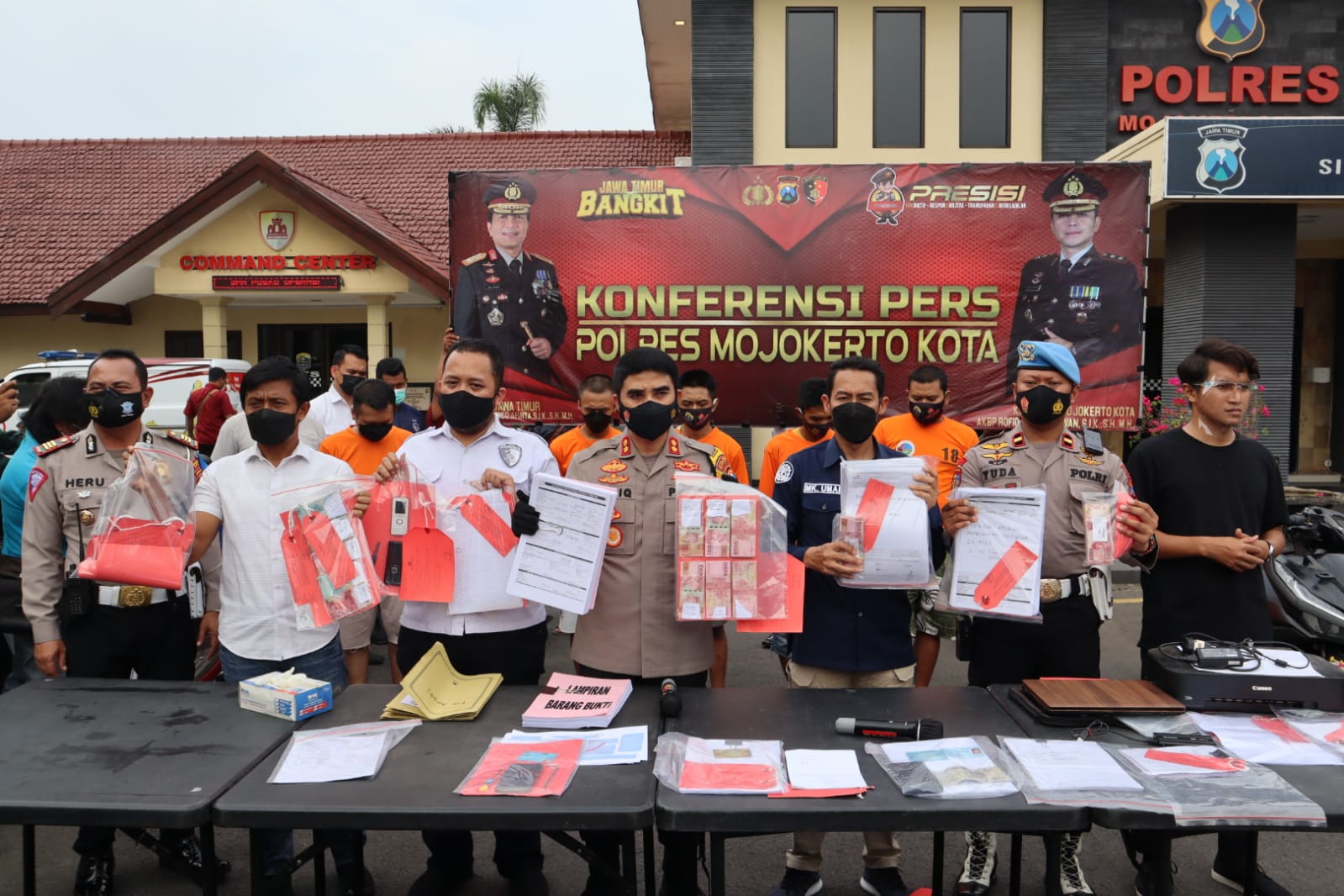 Gelapkan Data Fiktif Kredit Sepeda Motor, 7 Orang Diamankan Polisi di Mojokerto