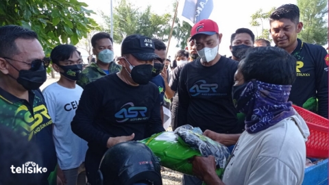 Gelar Jalan Sehat, Andi Sumangerukka Bagi Beras pada Warga Kurang Mampu