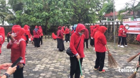 Giat Jumat, Dharma Wanita Sultra Gelar Kerja Bakti dan Senam Garbarata
