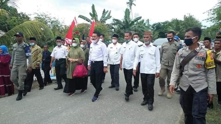 Hadiri Pesta Rakyat, Ridwan Zakariah Terima Golok Simbol Penghargaan