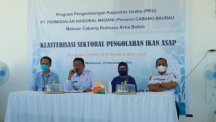 Jadi Produk Unggulan, Bupati Butur Buka Pelatihan Pengolahan Ikan Asap di Desa Malalanda