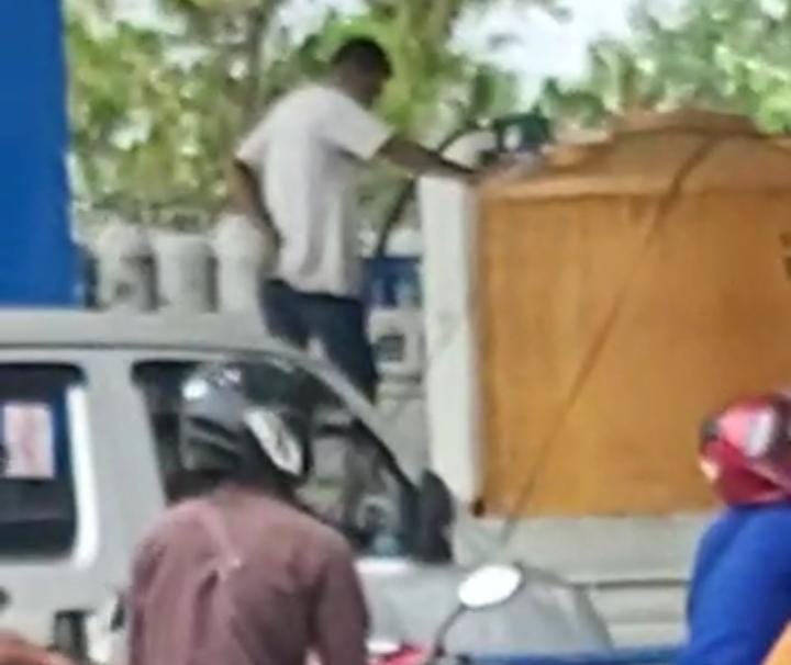 Pengisian BBM ke Tandon 1200 Liter di Kendari Viral