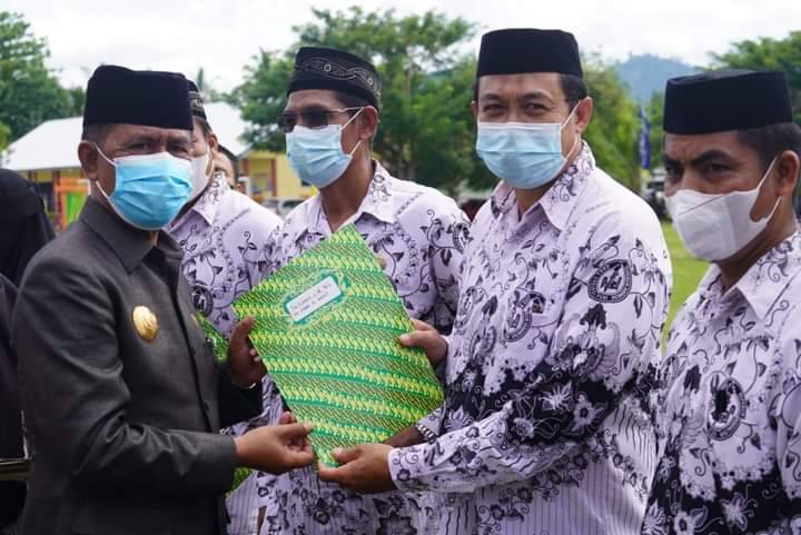 Peringati Hari Guru, Bupati Kolut Beri Penghargaan Sekolah Penggerak dan Siswa Berprestasi