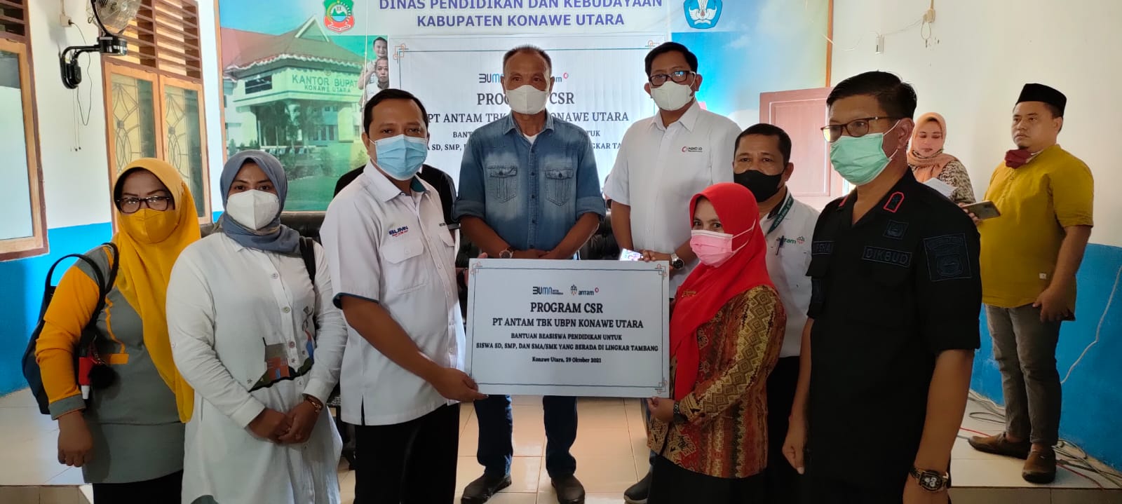 PT Antam Serahkan Beasiswa pada Puluhan Siswa di Konut