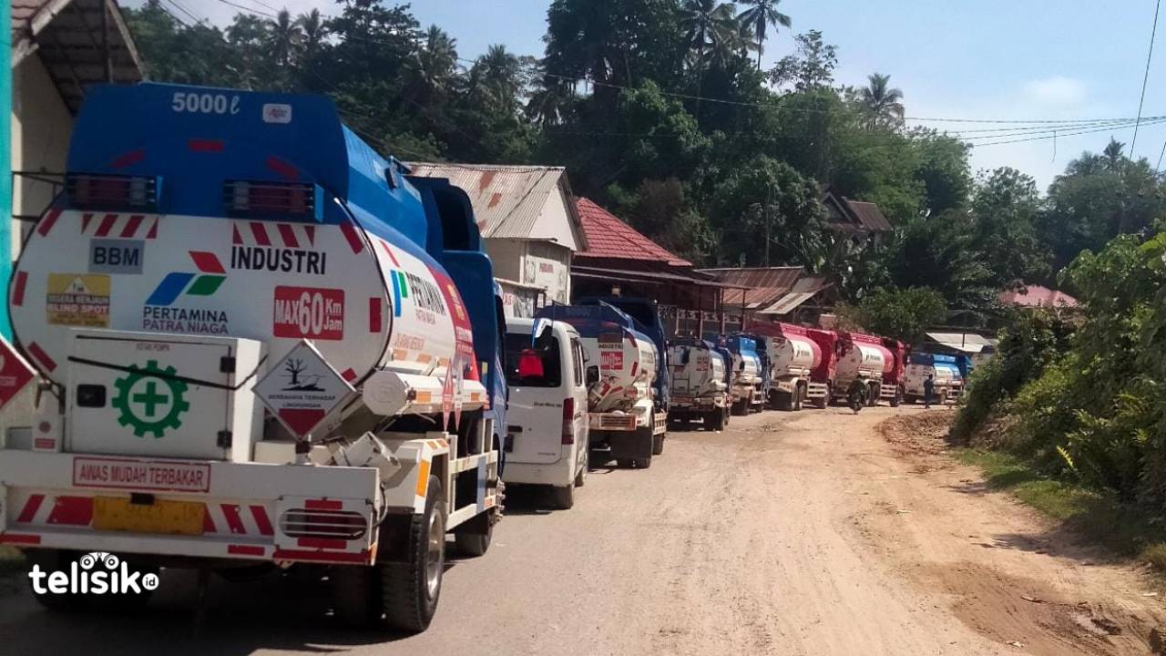 Puluhan Mobil Tangki Pertamina Terjebak Penutupan Jalan Poros Kendari-Toronipa