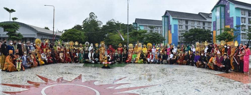 Racana IAIN Kendari Tampilkan Pakaian Adat Muna dan Tari 3 Etnis di PWN Palembang