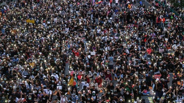 Ribuan Warga Thailand Turun ke Jalan, Raja Digoyang