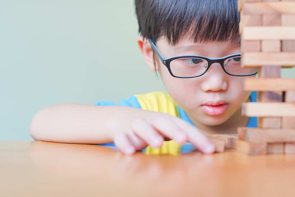 Tren Bermain Gadget di Kalangan Anak Usia Dini Akibatkan Gangguan Penglihatan