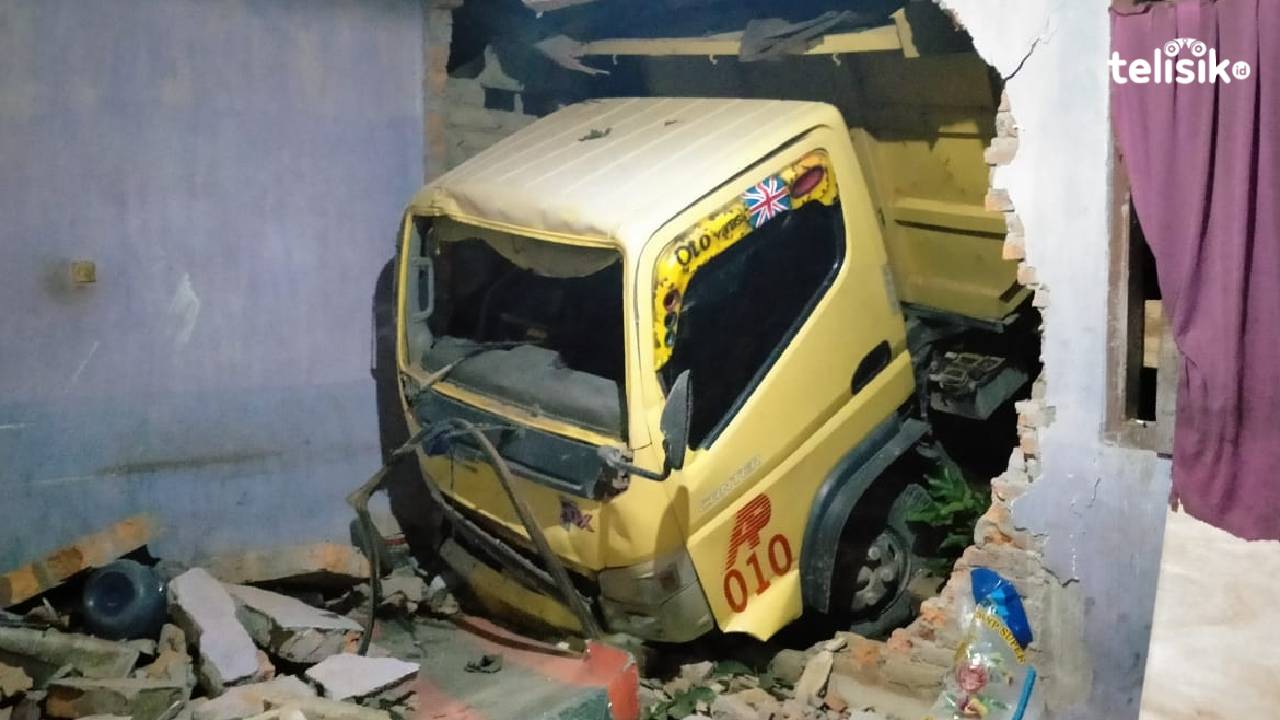 Truk Seruduk Rumah Warga di Kendari, Pemilik Rumah Dilarikan ke RS