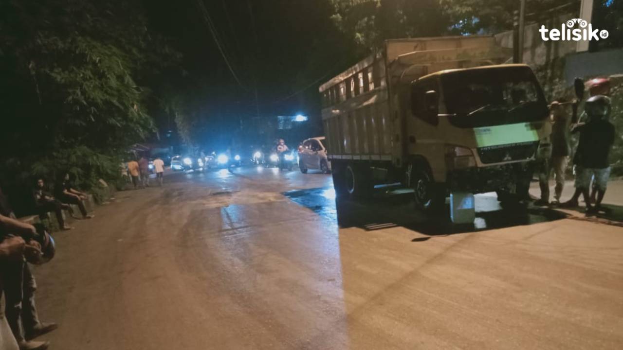 Tumpahan Oli Banjiri Ruas Jalan Kota Baubau