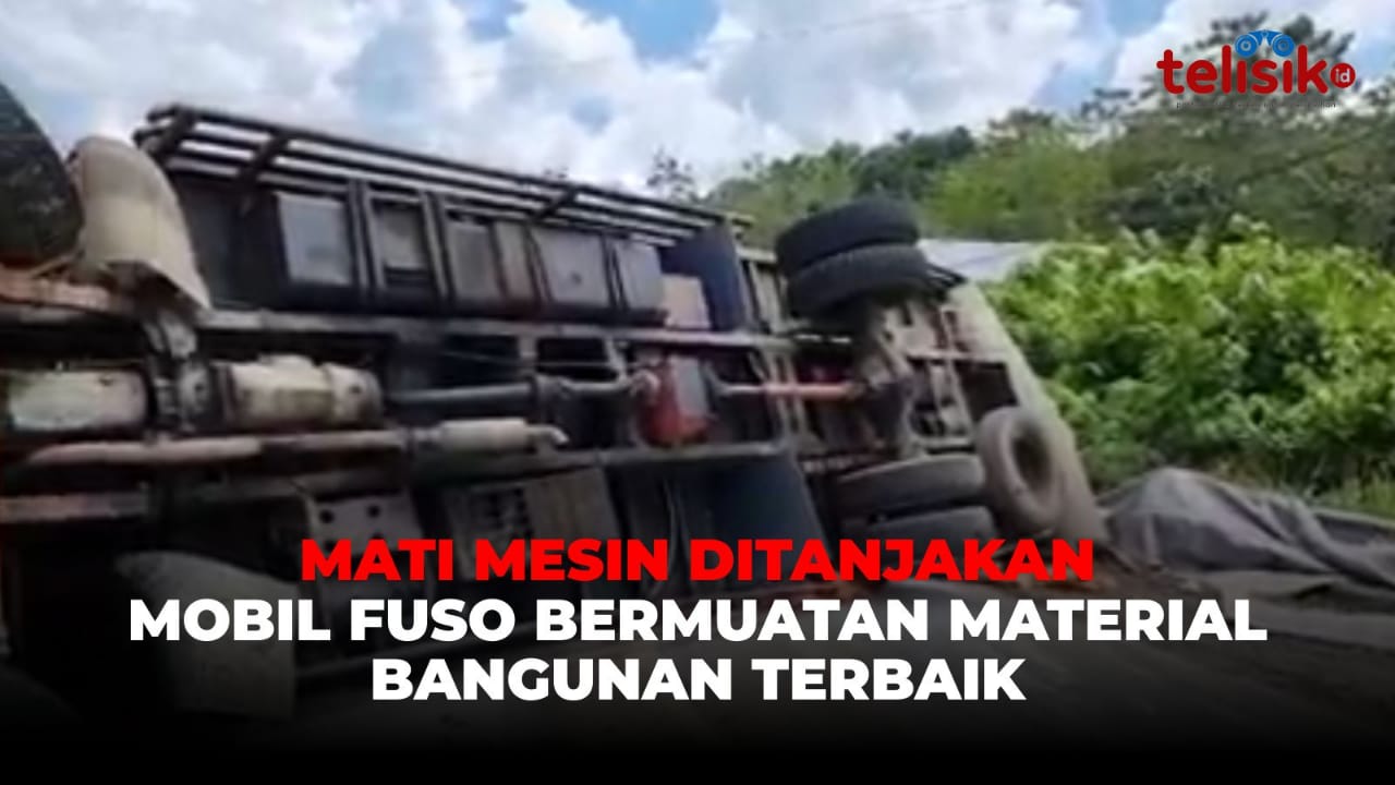 Video: Mati Mesin di Tanjakan, Mobil Fuso Bermuatan Material Bangunan Terbalik