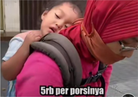 Viral: Bikin Haru, Seorang Ibu Jualan Bakso Sambil Gendong Anaknya