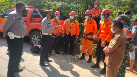 Mobil Innova Terjun ke Jurang Diduga Sopir Ngantuk, Korban Belum Ditemukan