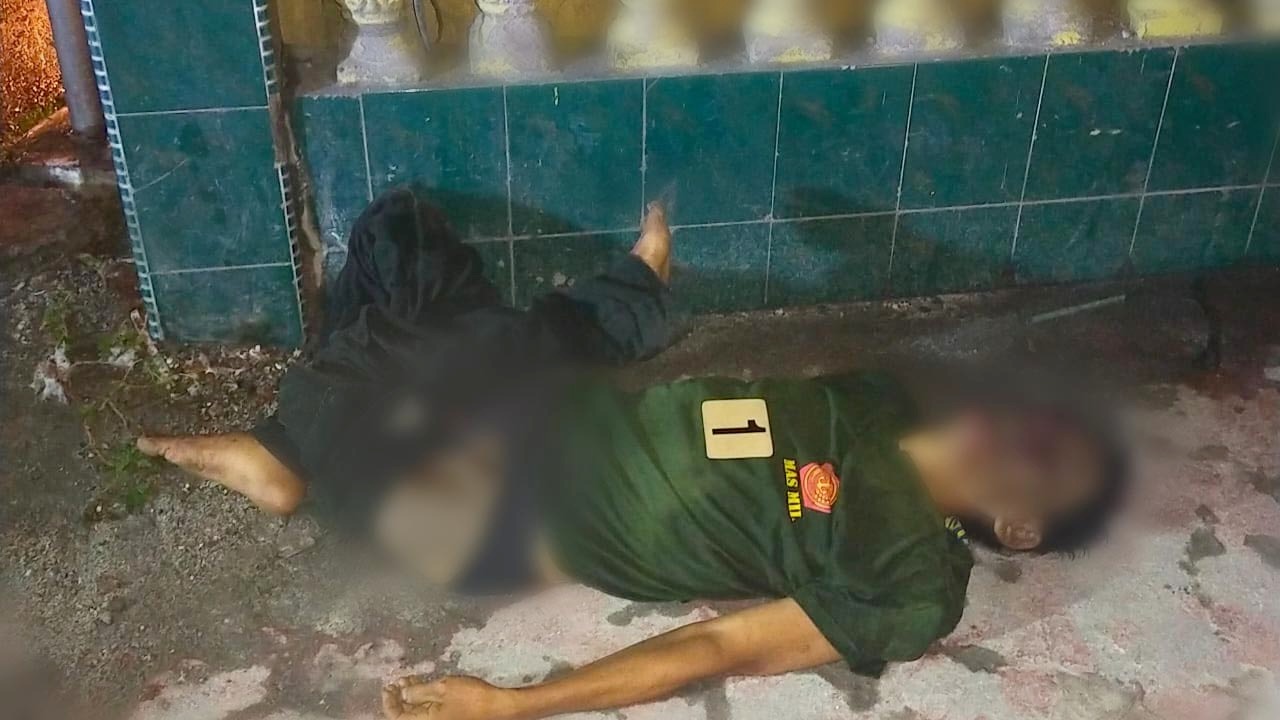 Mayat Pria Ditemukan Tergeletak di Pinggir Jalan dengan Kaki Patah