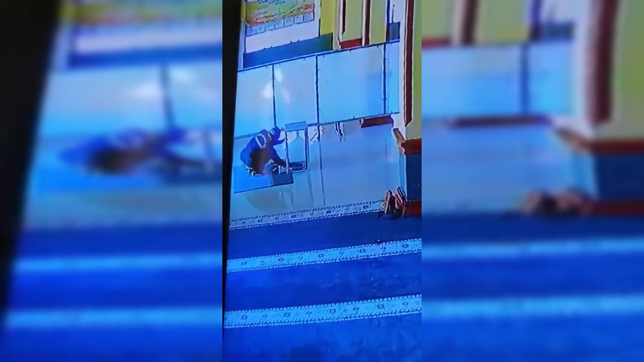 Aksi Pencuri Kotak Amal Masjid di Kolut Terekam CCTV