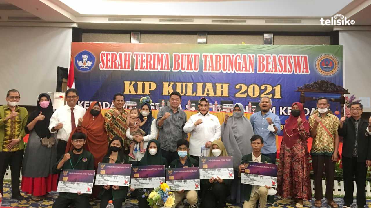 Anggota DPR-RI Berikan KIP Kuliah Bagi Mahasiswa STIE 66 Kendari