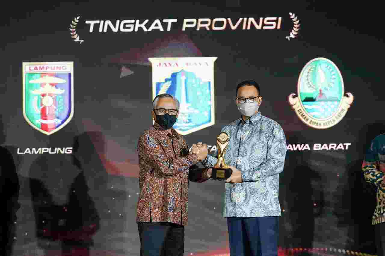 Anies Terima Penghargaan dari OJK