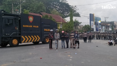 Aparat Keamanan Gunakan Gas Air Mata Bubarkan Massa