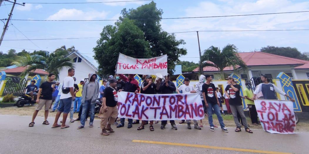 Diduga Ilegal, Puluhan Warga Kapontori Gelar Aksi Tolak Tambang