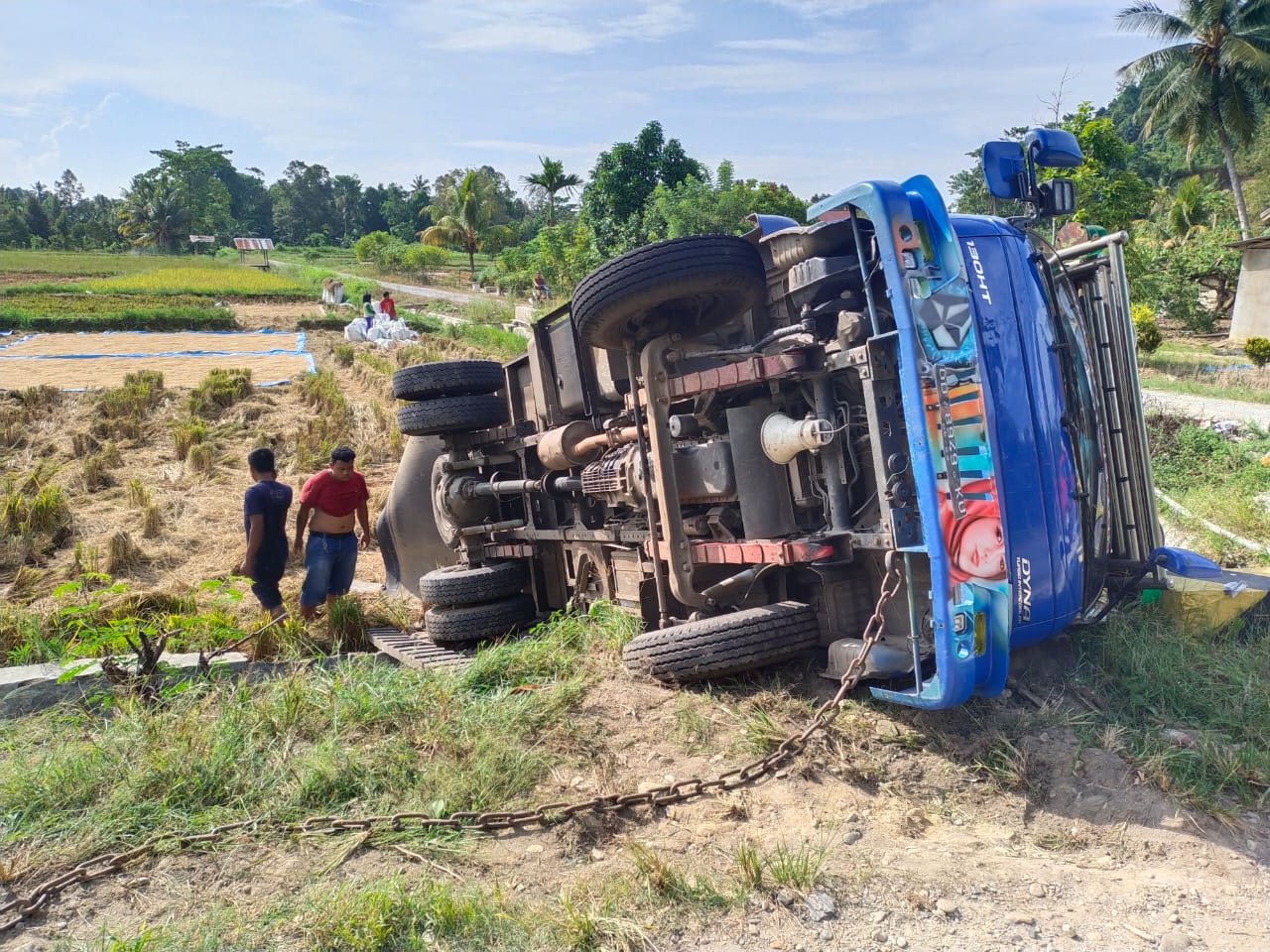 Diduga Mengantuk, Truk Enam Roda Terguling di Tepi Jalan