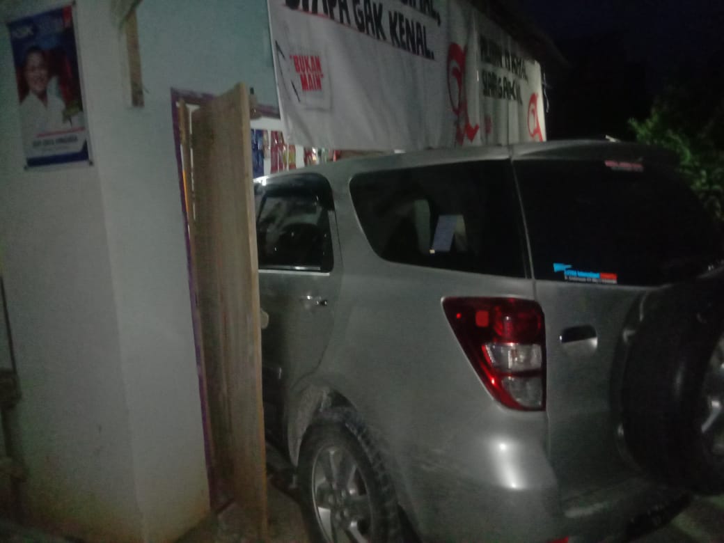 Diduga Sopir Belum Mahir, Minibus Tabrak Kios di Butur