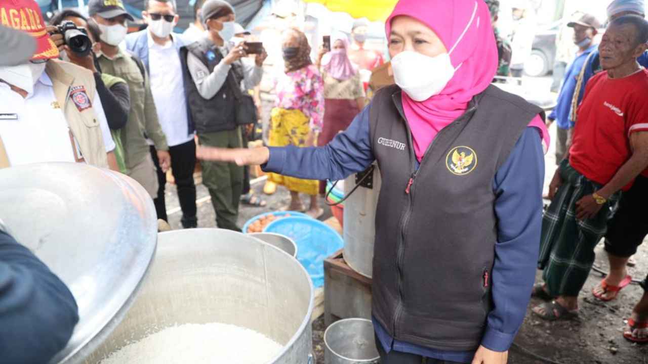 Dirikan Dapur Umum, Gubernur Khofifah Pastikan Makanan Pengungsi Semeru Terpenuhi
