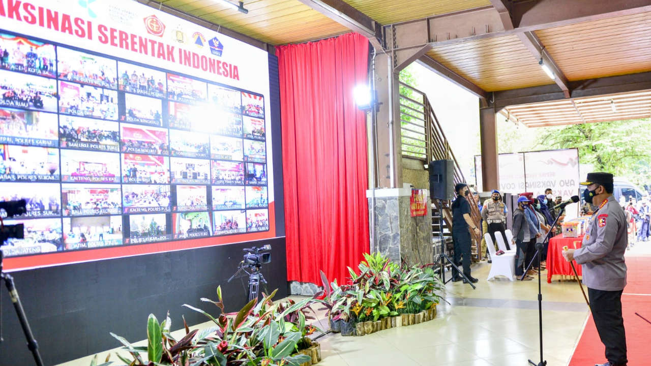 Gelar Vaksinasi se-Indonesia, Kapolri Minta Daerah Kejar Target 70 Persen