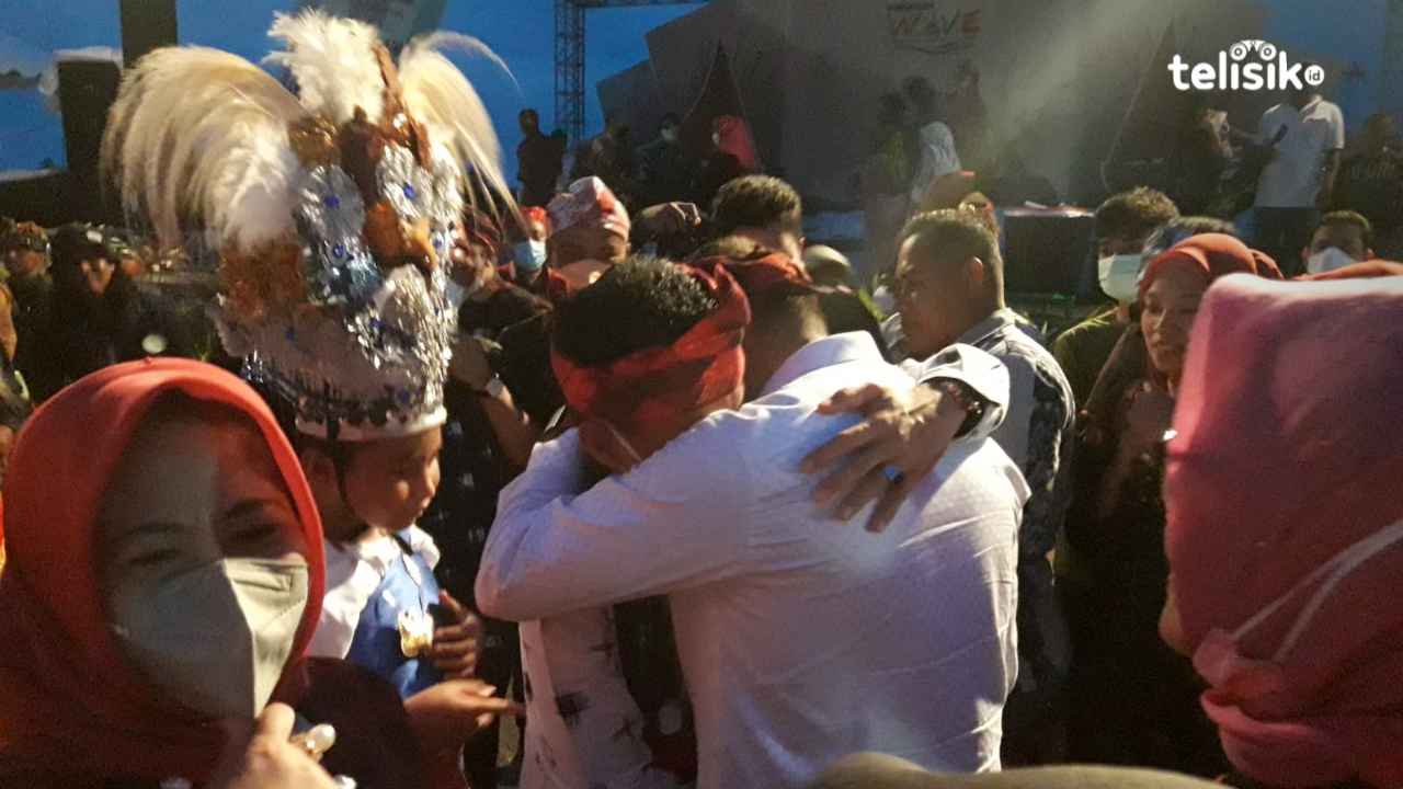 Haru, Momen Hugua dan Haliana Berpelukan saat Pembukaan Wakatobi Wave 2021