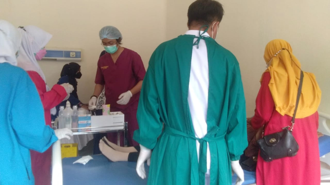 Hilang Kendali, Motor Seruduk Taksi Online