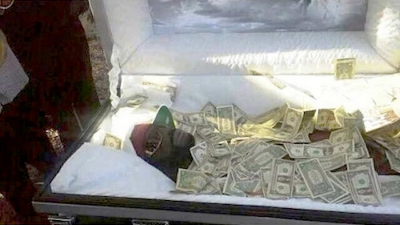 Ingin 'Menyuap' Tuhan Agar Diampuni Dosanya, Pejabat Ini Dimakamkan dengan Uang