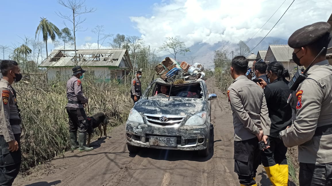 Jaga Rumah Warga di Pengungsian, Polda Jatim Terjunkan Ditsamapta ke Lumajang