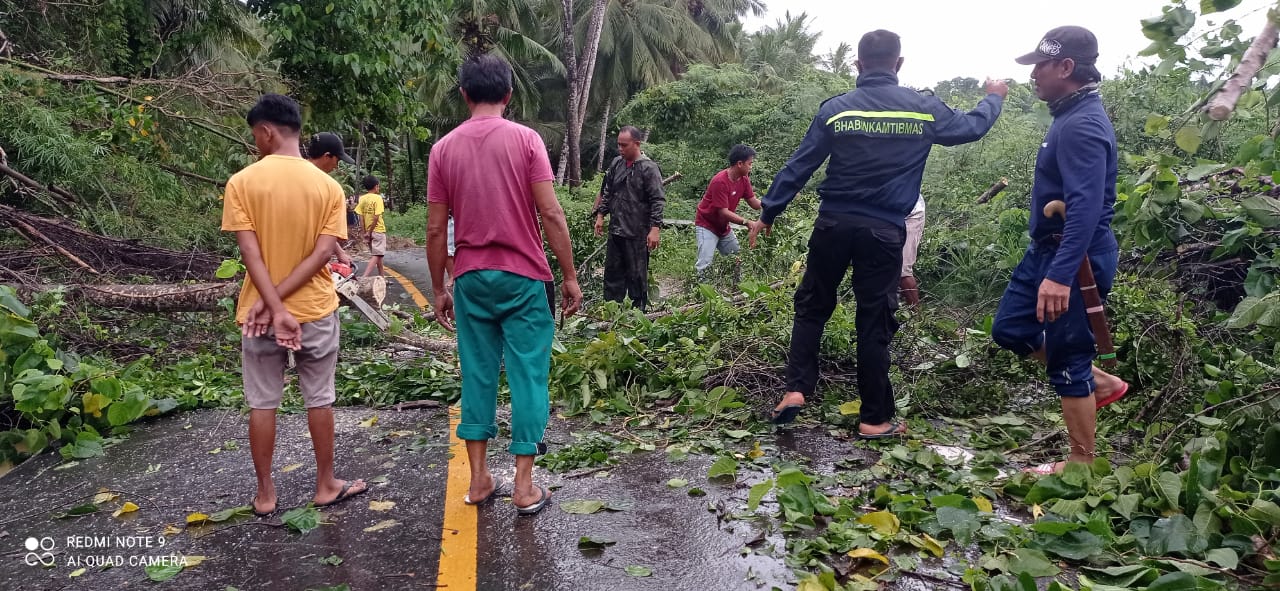 Jalur Transportasi Terputus Akibat Tanah Longsor