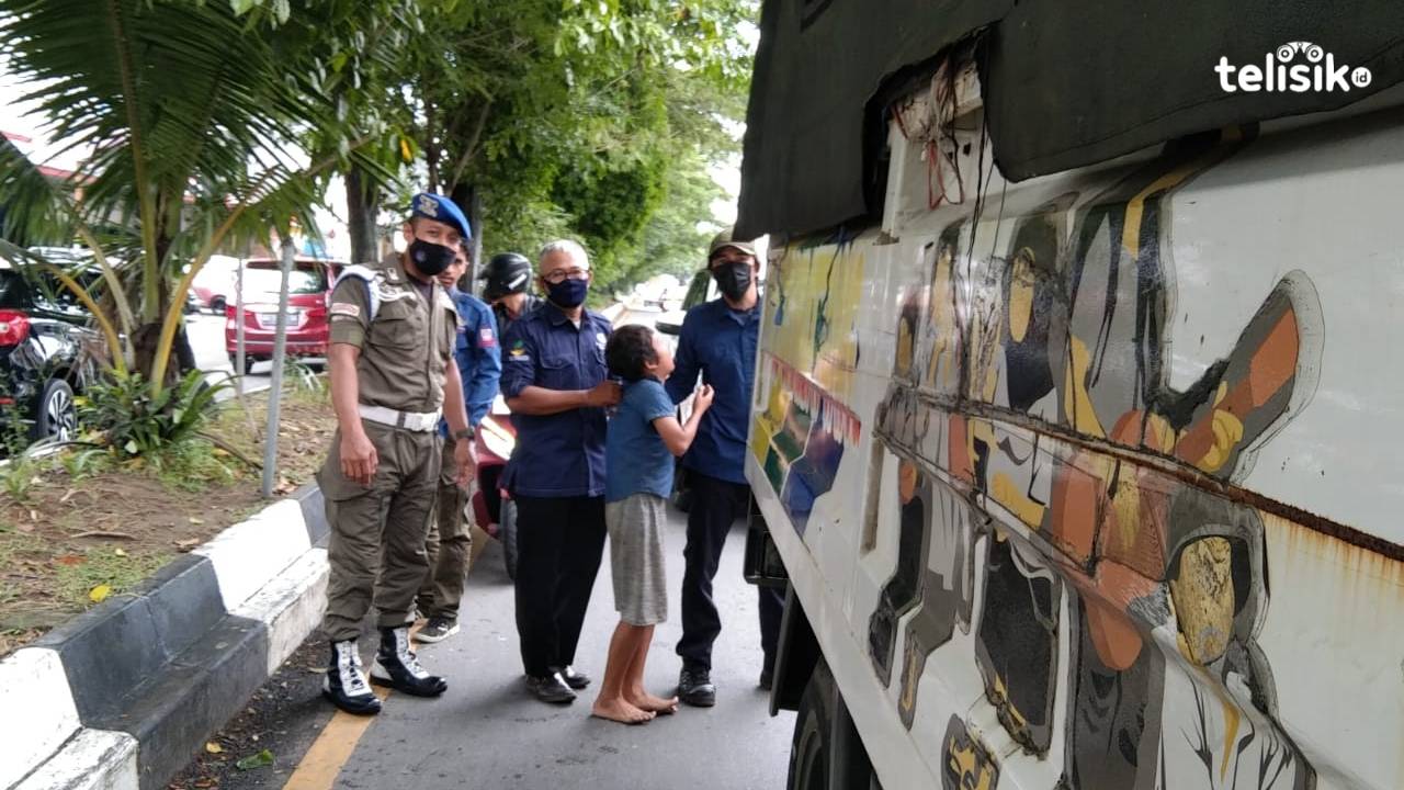 Jelang Tahun Baru, Anak Jalanan di Makassar Berhamburan