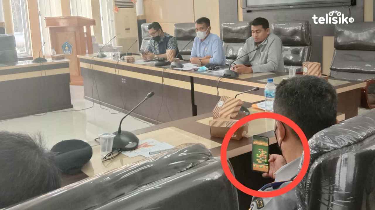 Kadishub Kota Kendari Tertangkap Kamera Asyik Main Game saat RDP