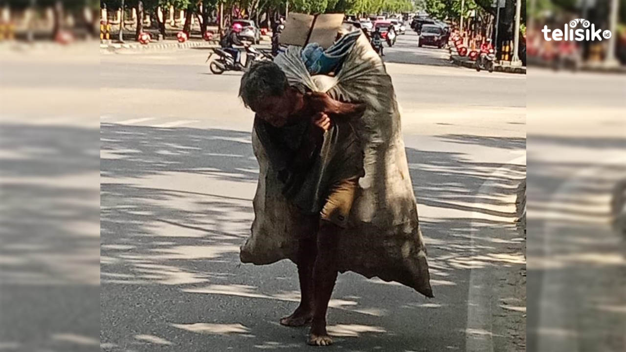 Kakek Tua Memanggul Hasil Mulung dengan Berjalan Kaki hingga Berkilometer