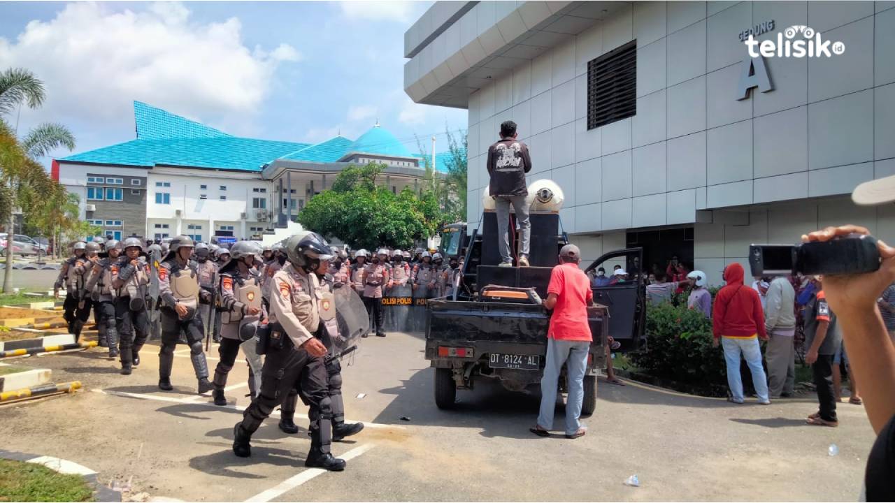 Kantor DPRD Sultra Diseruduk Ratusan Buruh