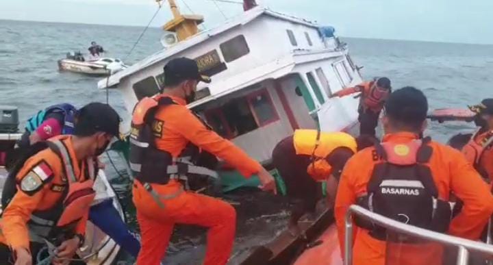 KM Putra Samudera 01 Nyaris Karam Akibat Cuaca Buruk