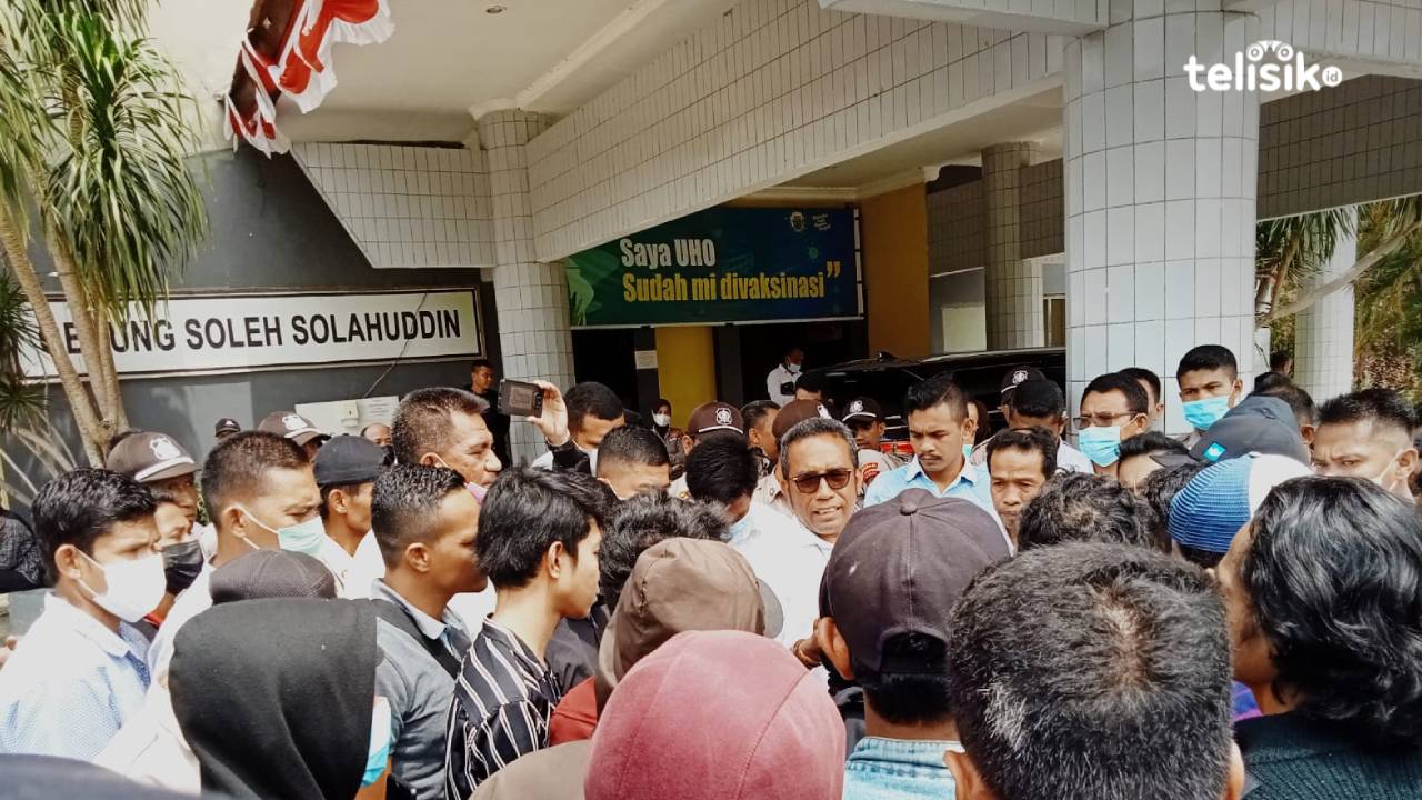 Mahasiswa Tolak E-Voting Pemira UHO 2021, Rektor UHO Ikut Terhimpit dan Berpanas-panasan Demi Berdiskusi