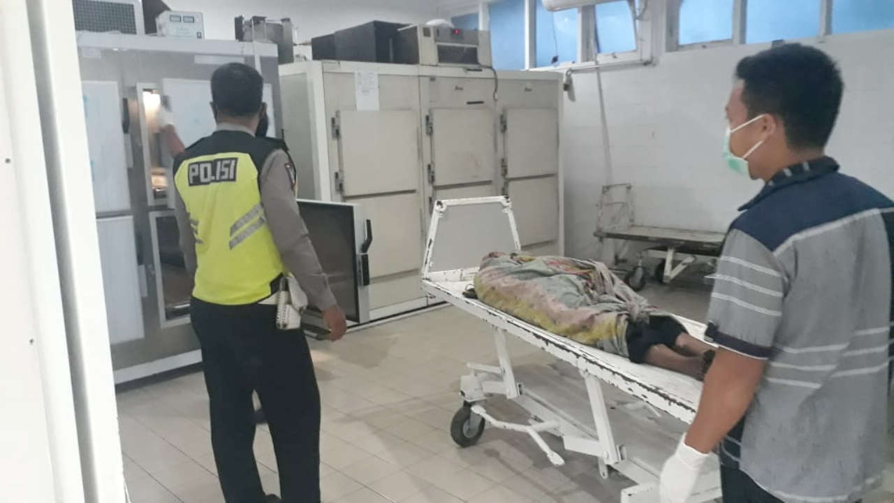 Mayat Tanpa Identitas Ditemukan di Pinggir Jalan, Diduga Korban Tabrak Lari