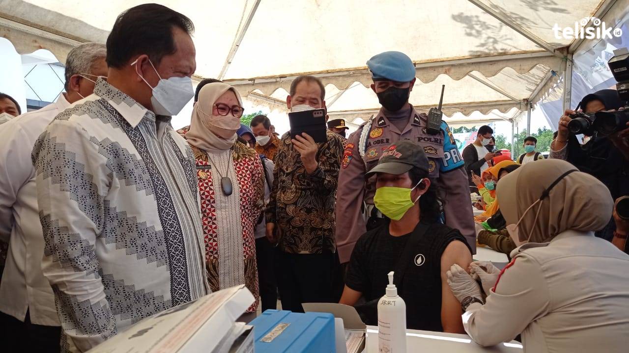 Mendagri Saksikan Vaksinasi Massal di Dinkes Kendari