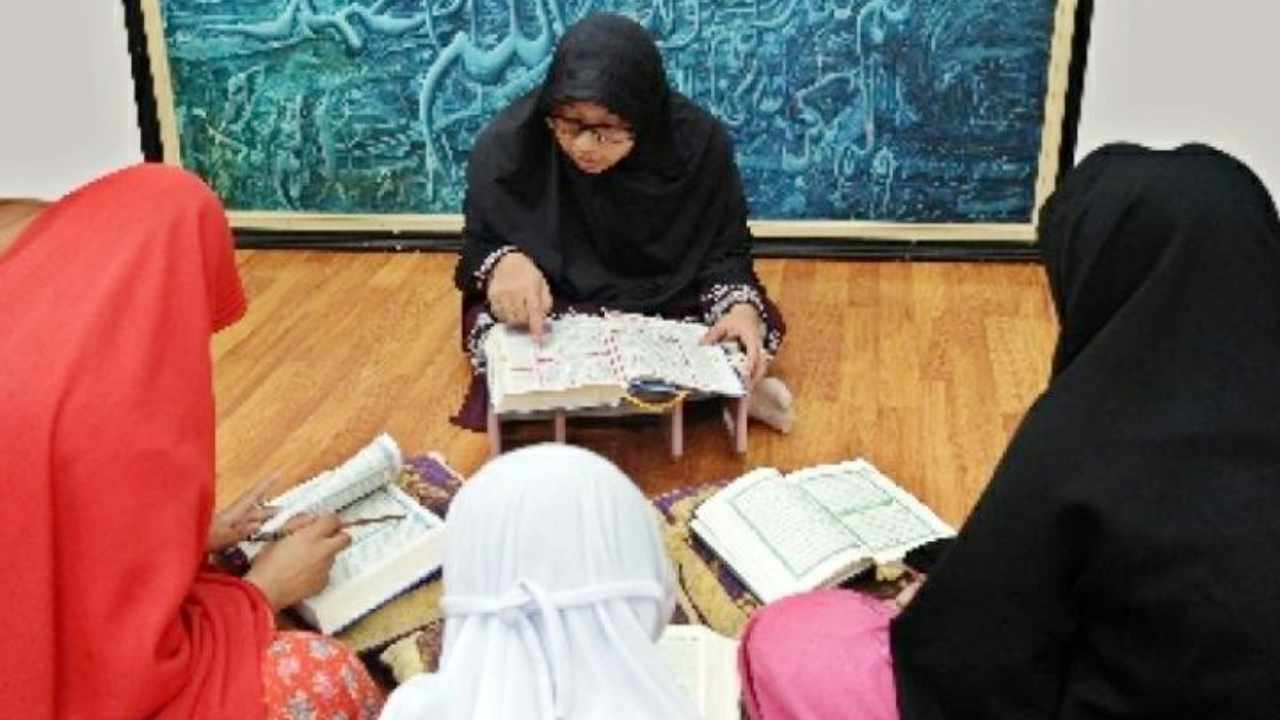Mengambil Upah dari Mengajar Al-Qur'an, Apakah Boleh?