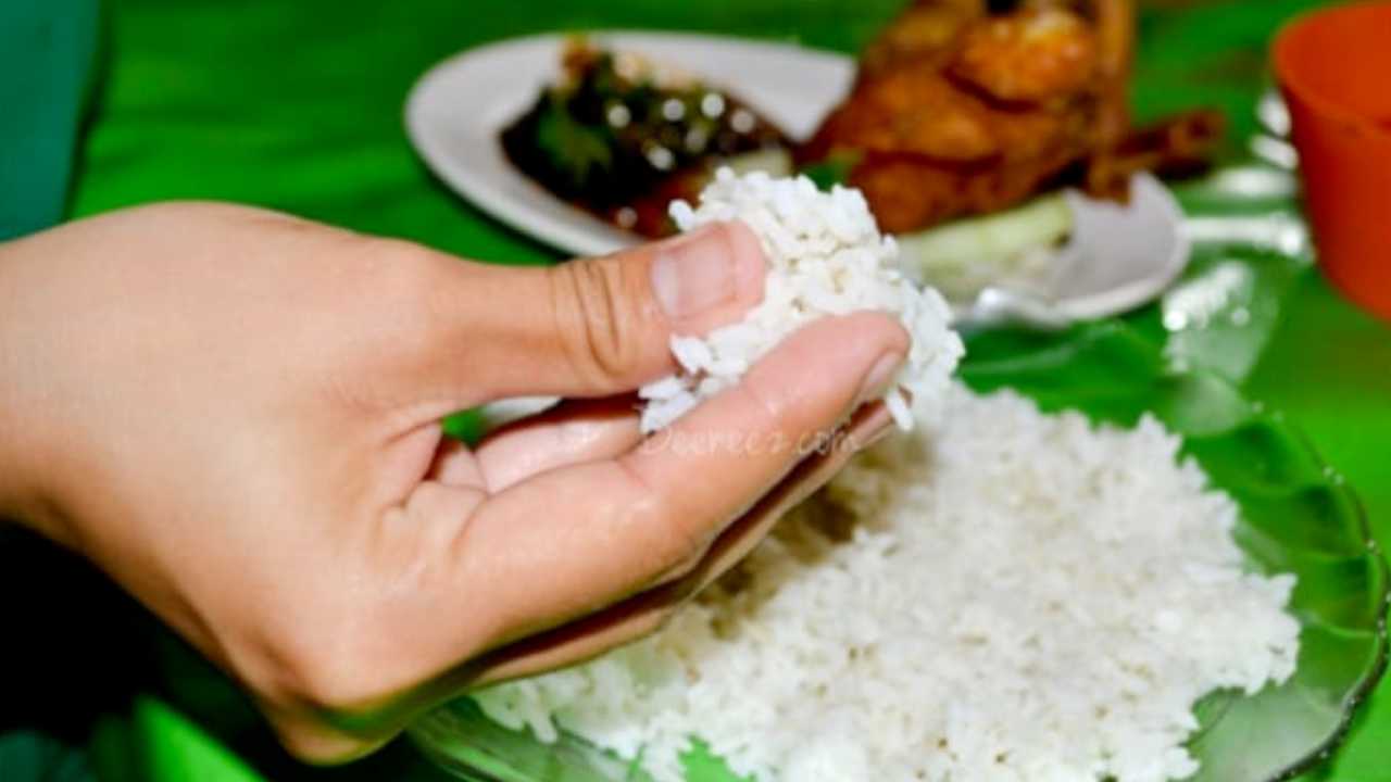 Mengapa Disunnahkan Makan dengan Tangan Kanan? Ini Hikmahnya