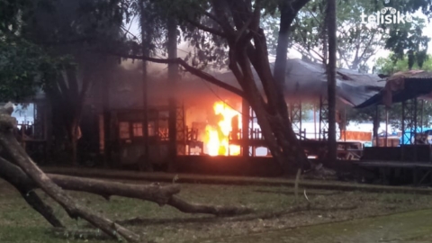 Puluhan Kedai di Sepanjang Kendari Beach Dibakar Massa