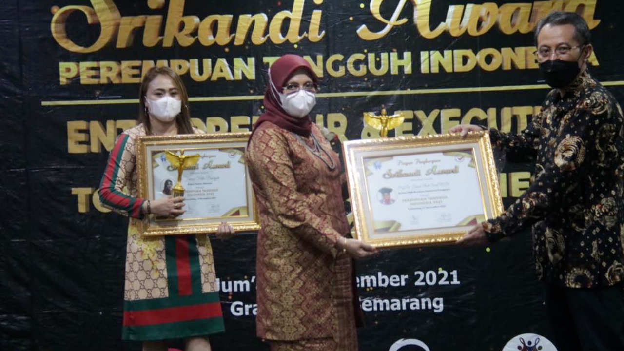 Rektor IAIN Kendari Terima Penghargaan Srikandi Award Tahun 2021 di Semarang