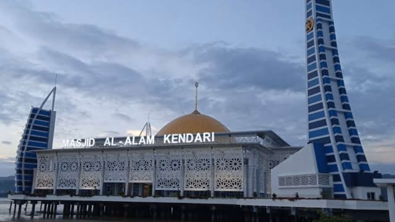 Sambut Tahun 2022, Pemkot Kendari Shalat Tahajud dan Subuh Berjamaah di Masjid Al Alam