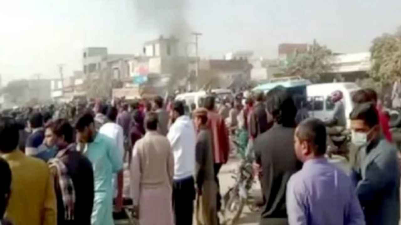 Seorang Manajer Pabrik Dibakar Hidup-Hidup karena Turunkan Poster Ayat Al-Quran