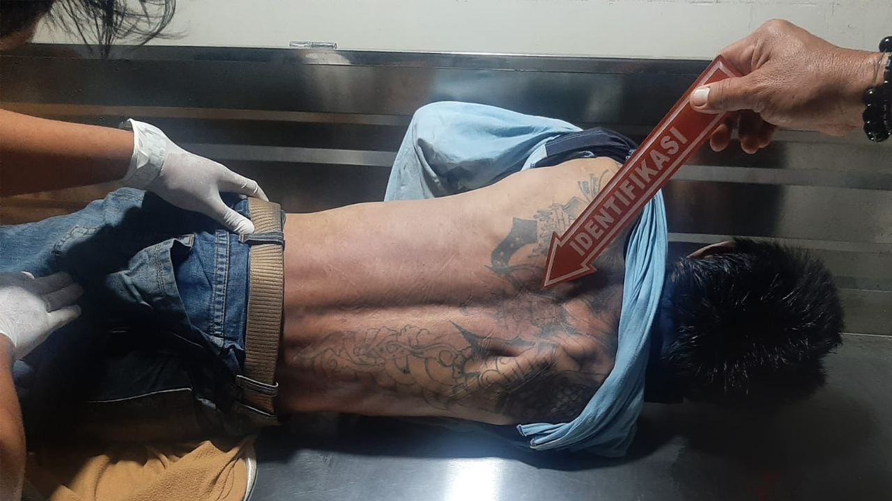 Sopir dengan Punggung Dipenuhi Tato Tewas Dibanting