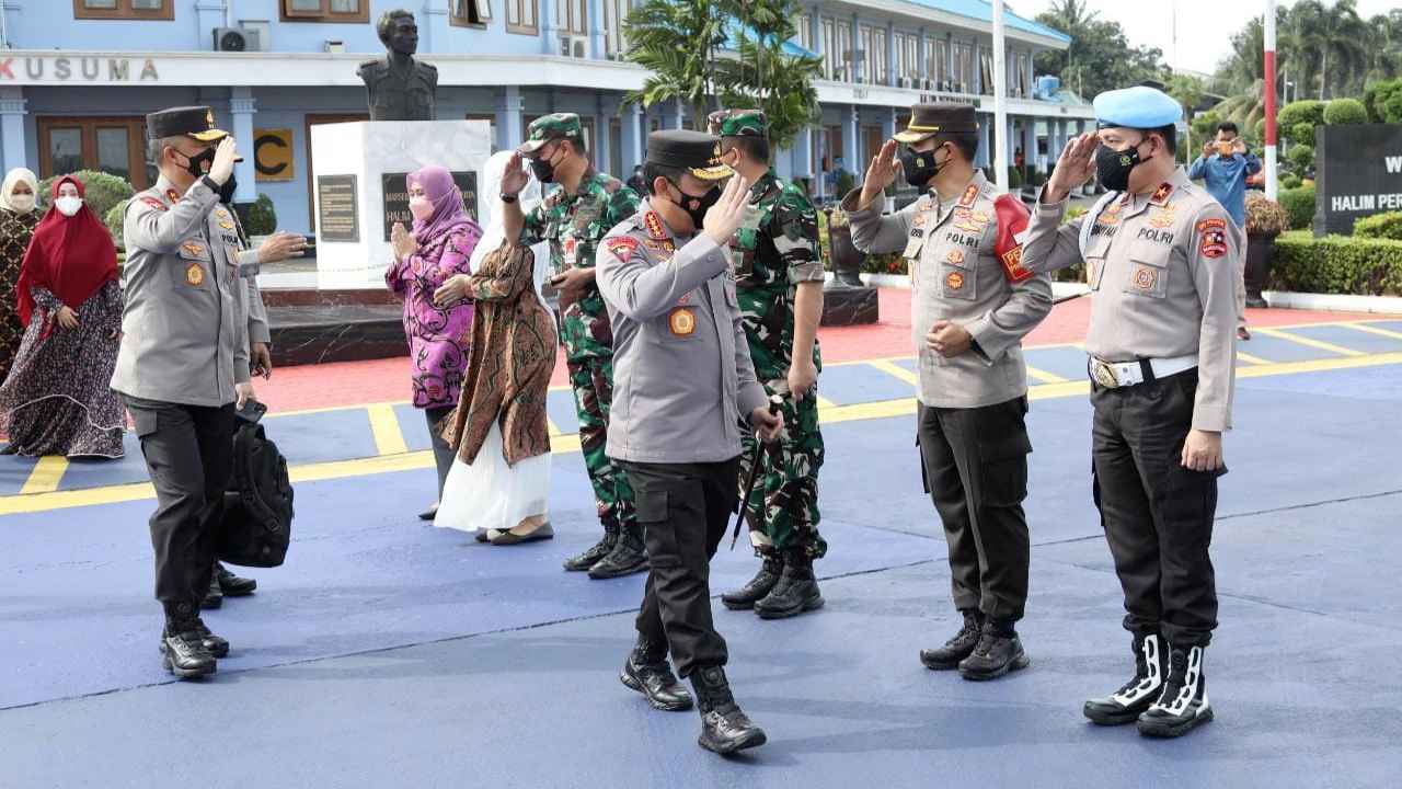 Terbang ke Lumajang, Kapolri Tinjau Korban Erupsi Gunung Semeru