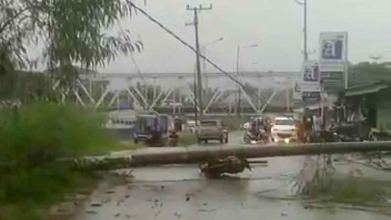 Tiang Listrik Tumbang Menimpah Warga Melintas