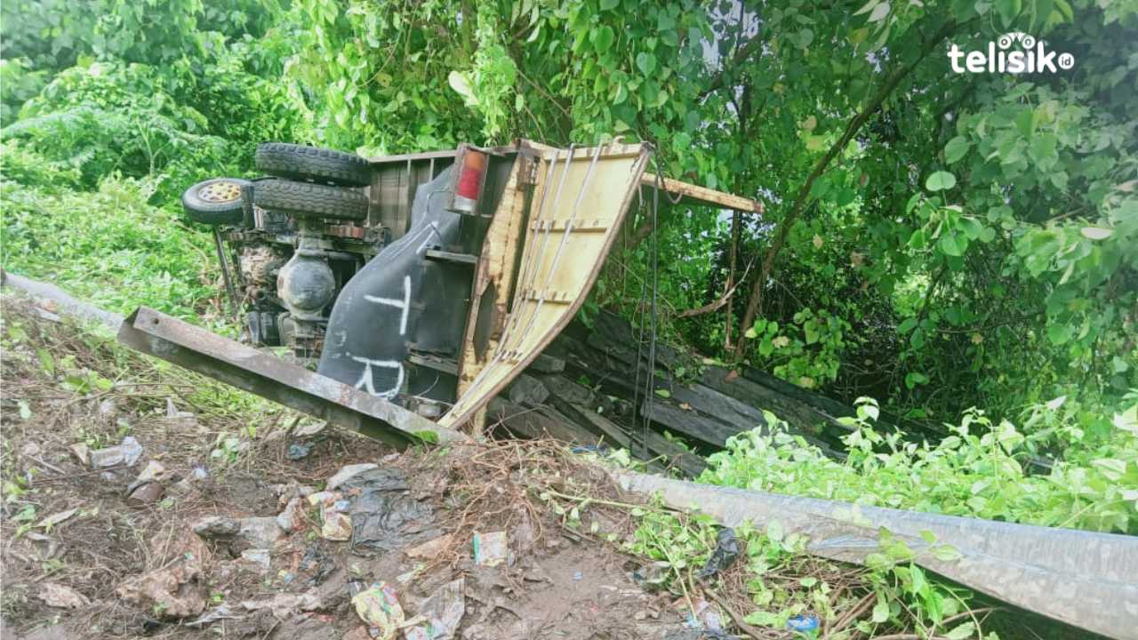 Truk Bermuatan Kayu di Baubau Terbalik, Nyaris Terjun ke Jurang